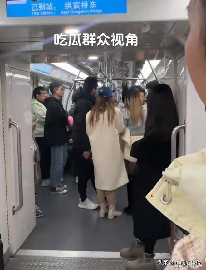 女子怀疑被偷拍，男子回应，如没有砸你手机_解释定义