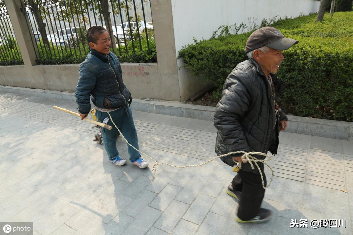 爷孙恋中的逆袭，女主上门乞讨的感人故事_有问必答