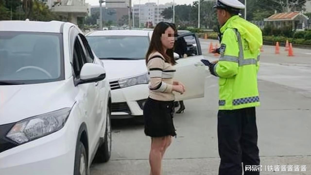 女子举报丈夫开车看美女，交警回应，安全驾驶不容忽视_全面解答落实