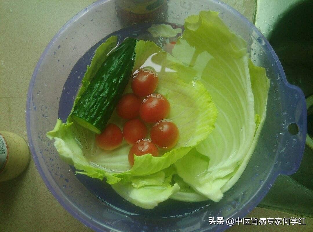 警惕食品安全风险，一名61岁男子因食用未焯水菠菜导致肾衰竭的警示_最佳精选