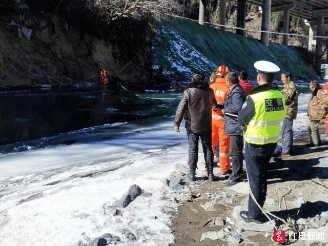 小车坠冰河救援已超三天，村民发声，一线希望与无尽关切