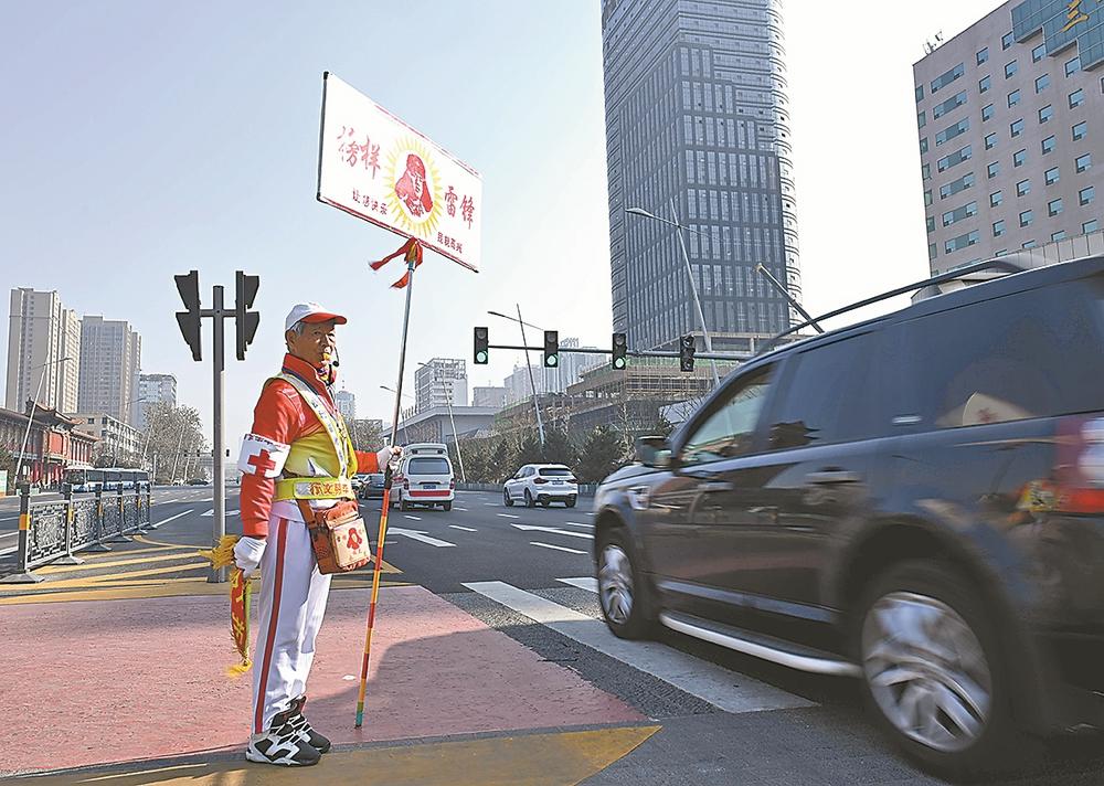 义务指挥交通35年，一位普通人的坚守与奉献