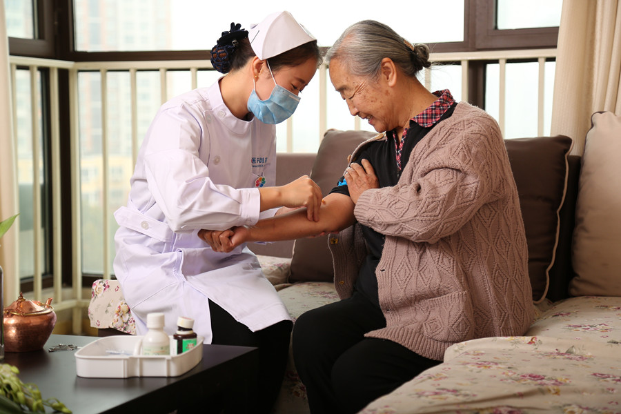 上门出诊，医生护士的温馨服务之旅——输液打针的细致关怀