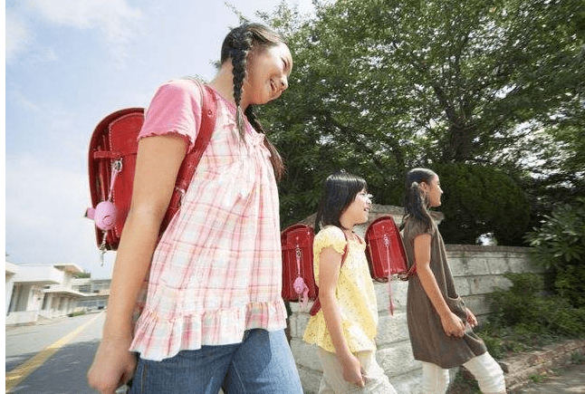 背着女儿上学，一位父亲的坚定与温情