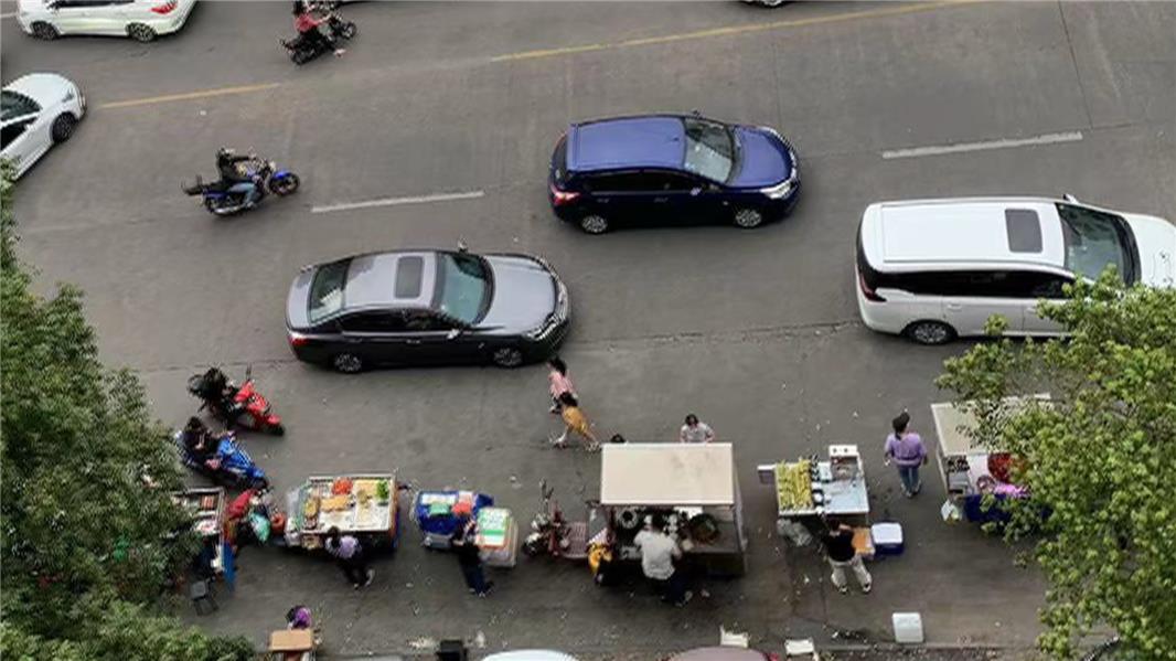 城市流动摊贩遭遇城管围堵，一场复杂而微妙的挑战