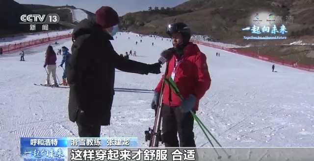 滑雪教练英勇漂移救女童，展现冬日里的暖心瞬间