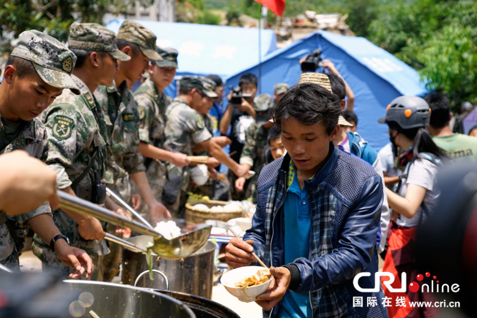 部队官兵迅速行动，为西藏地震受灾群众烹饪暖心晚餐