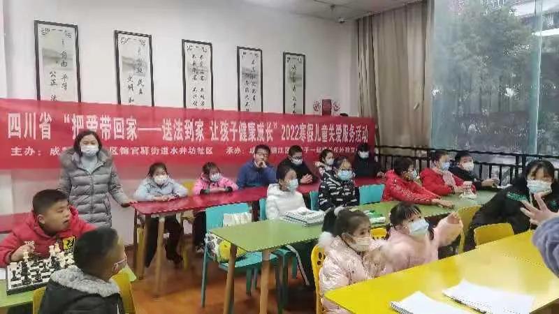 成都一家长投诉小学提前放寒假引发社会热议