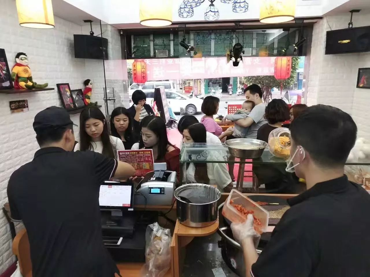 肥娟小吃店打烊之际的慢直播，门口的实况记录