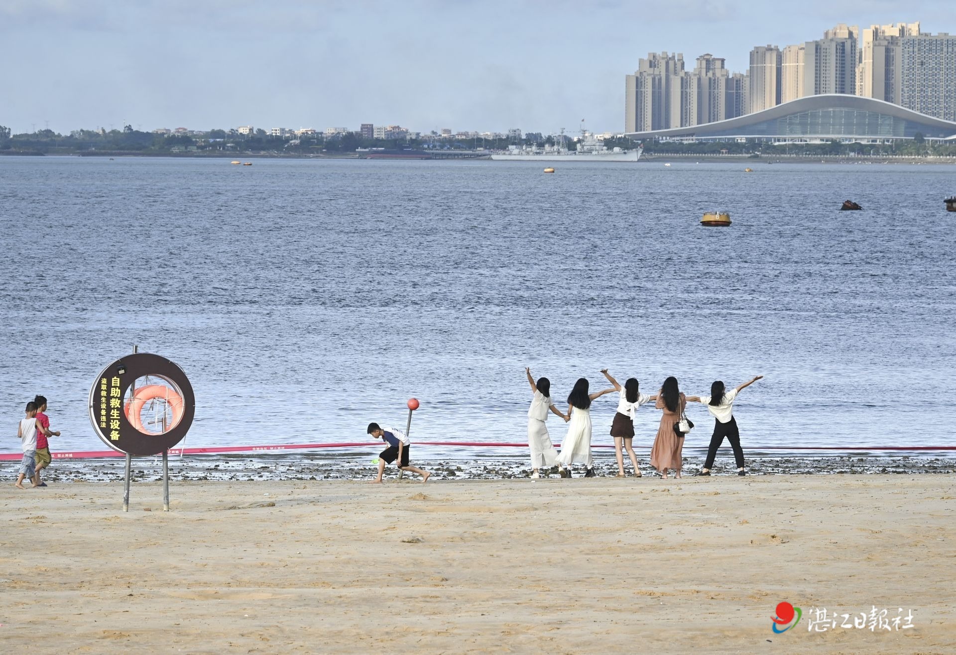 山东海滩吸引拍照游客，美景如画尽展魅力风采