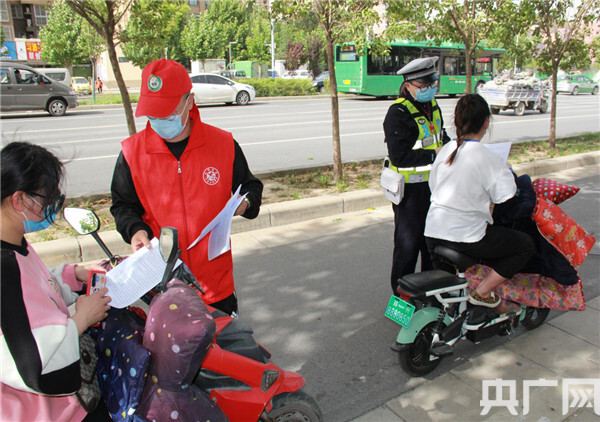 菜地中设立交通信号灯？社区回应——一场关于公共安全的热议