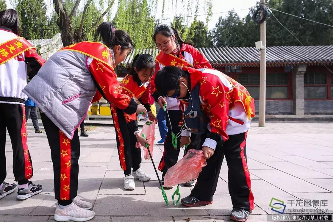 女子丢垃圾时顺手扔了十万现金，引发社会热议