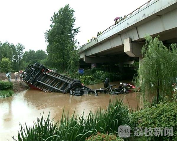 安徽一桥梁垮塌货车坠河事件纪实