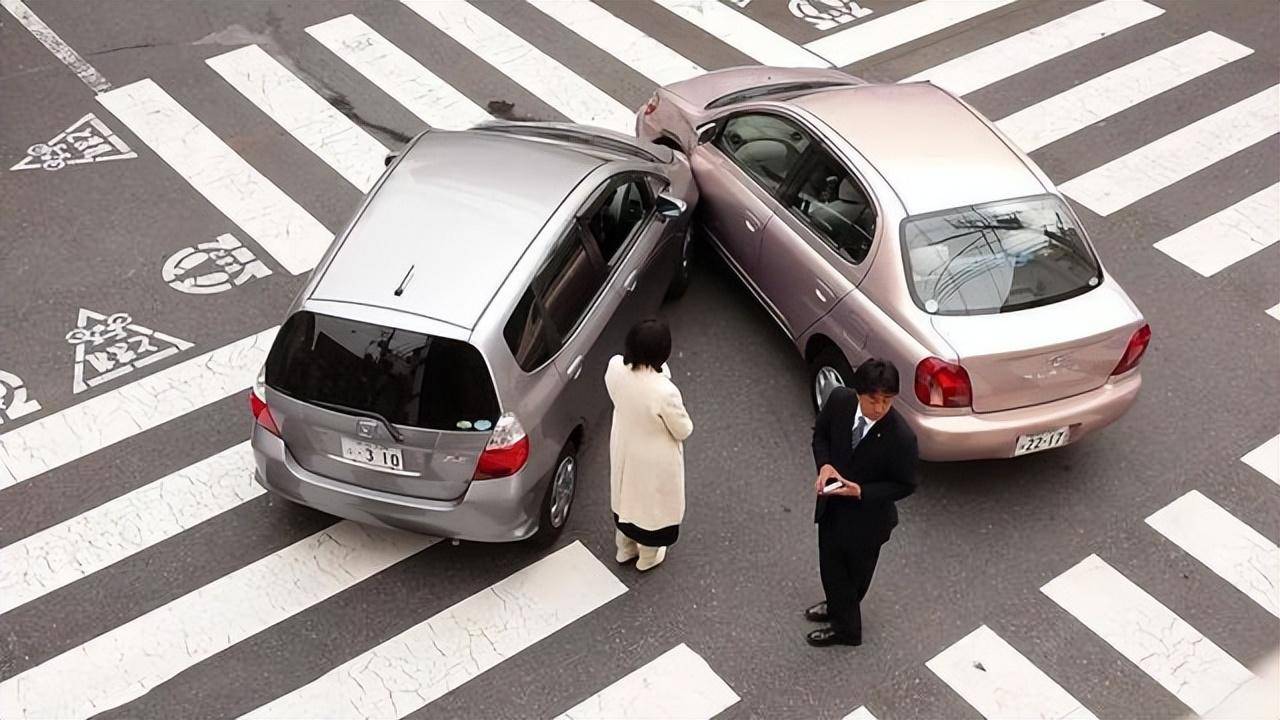 警车逼退逆行加塞车，正义的速度与力量