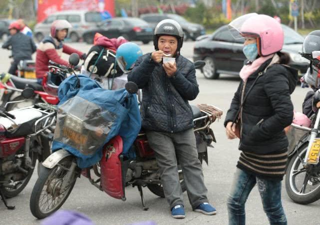 男子带妻子骑摩托车返乡，跨越千山万水，共赴千里归途