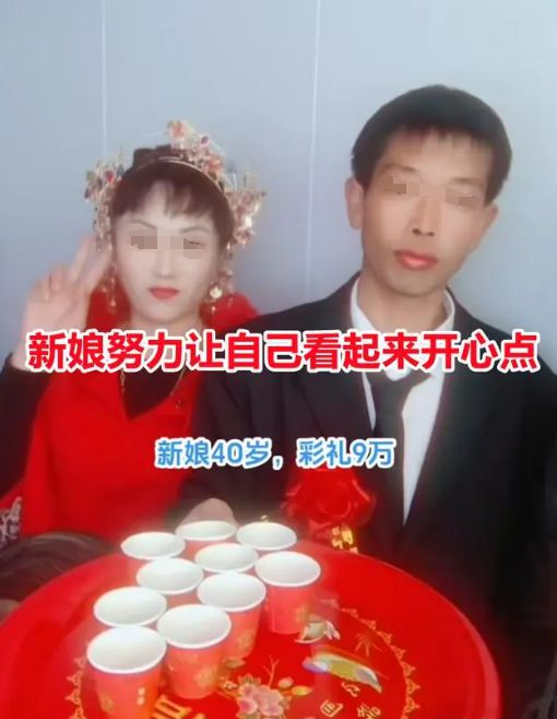 新娘发言时看了眼好友笑到崩溃，甜蜜婚礼上演暖心一幕