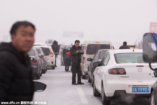 春运高峰遇暴雪，有人被堵高速——一场突如其来的挑战