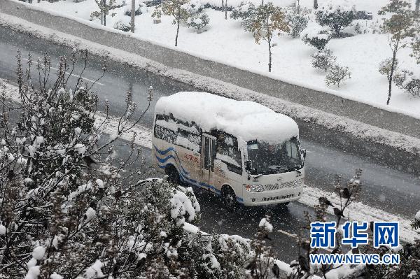 暴雪下的春运回家路有多艰辛